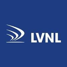 Wit LVNL-logo met gestileerde lijnen op een blauwe achtergrond.