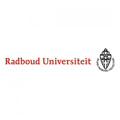 Radboud Universiteit-logo met rode tekst en een schild met kruis en kroon.