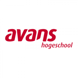 Avans hogeschool logo met rode tekst op witte achtergrond.