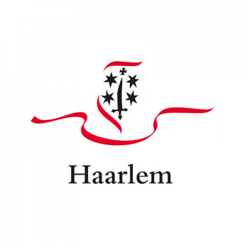 Haarlem-logo met rode sierlijn, zwarte sterren en kruis op witte achtergrond.
