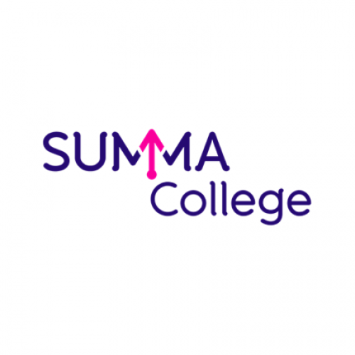 Logo van Summa College met paarse tekst en roze pijl omhoog in de letter M.
