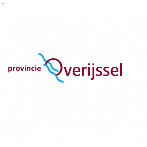 Logo van provincie Overijssel met rode tekst en blauwe golvende lijn.