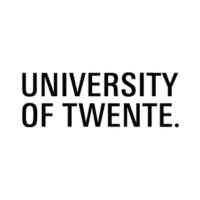 University of Twente-logo met zwarte tekst op witte achtergrond.