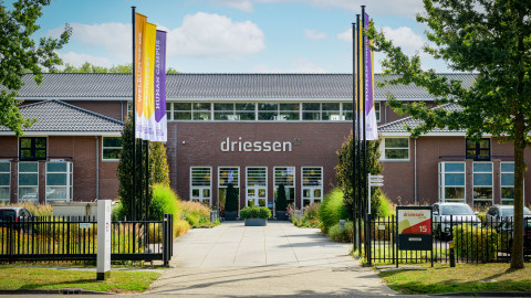 ingang van het Driessen gebouw van locatie Helmond