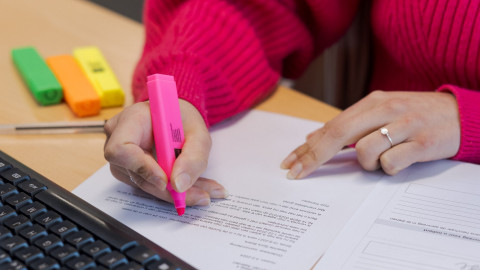 Vrouw arceert een document