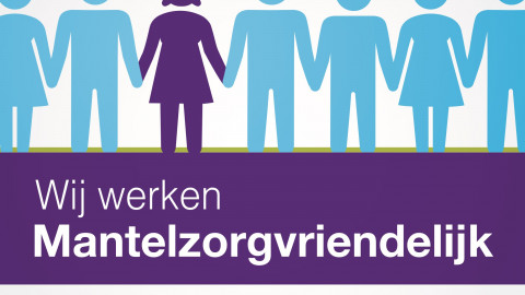 Blauwe figuren en één paarse figuur hand in hand, tekst "Wij werken Mantelzorgvriendelijk".