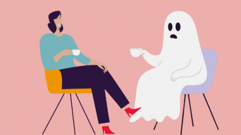 Twee figuren drinken thee, een vrouw en een geest, zittend op stoelen tegen een roze achtergrond.