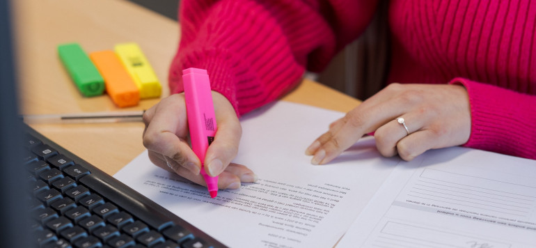 Vrouw arceert een document