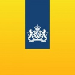 Wapen van Nederland in wit op een blauwe achtergrond, met een gele omlijsting.