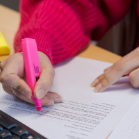 Vrouw arceert een document