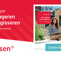 Whitepaper op rood gestreepte achtergrond, smiling vrouw buiten, logo Driessen, knop "Gratis downloaden".